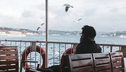 开云-当医疗组搀扶他穿越混合采访区时，记者们突然集体沉默。湿透的10号球衣贴在背上，暴露出去年手术留下的27厘米疤痕。通道尽头电子屏滚动着刚更新的欧冠射手榜，他的名字首次跌出前二十——这个瞬间被美联社记者拍下，成为次日报纸头版《诸神的黄昏从一道裂缝开始》。